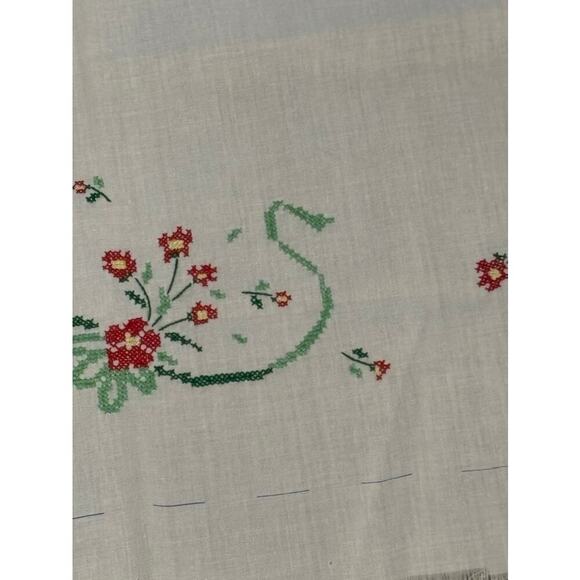 Vintage Cross Stitch Red Green Floral Unfinished Table Cloth - Picture 5 of 7